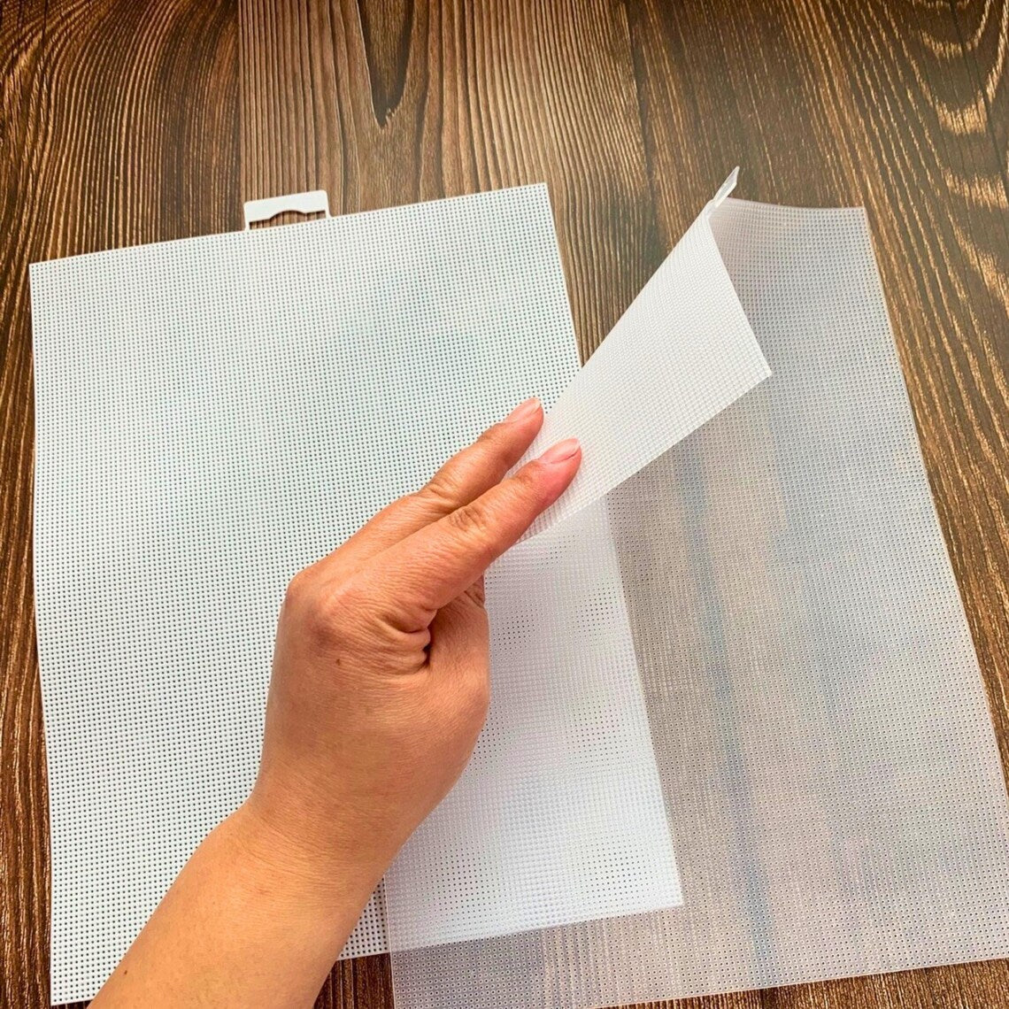 Toile plastique 14 fils pour point de croix et broderie