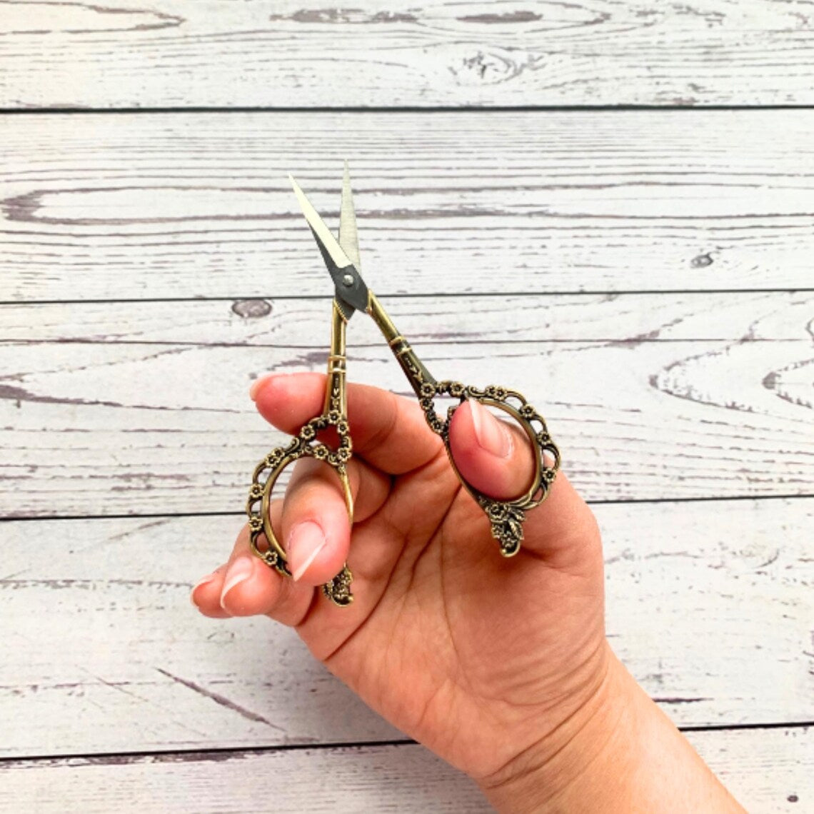 Ciseaux à broder à motif floral