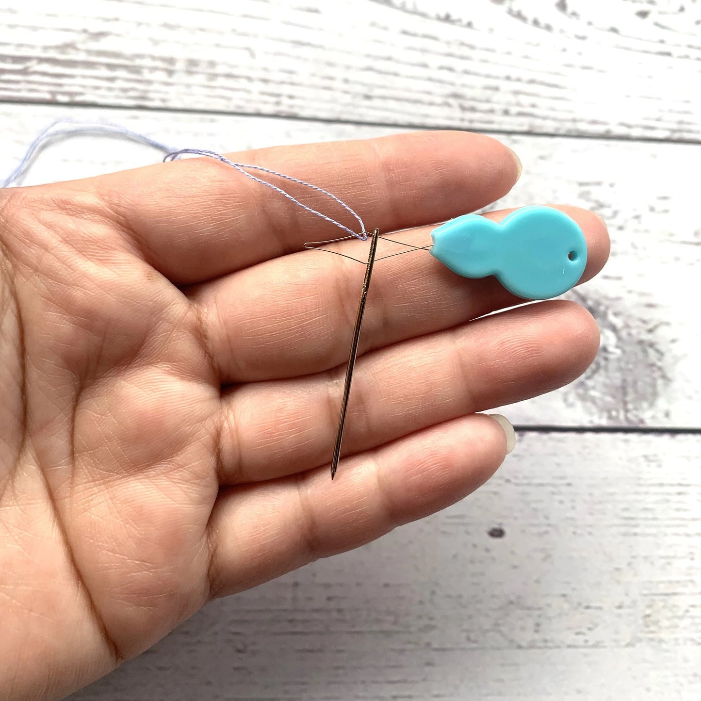 Enfile-aiguille multibrins pour broderie et point de croix