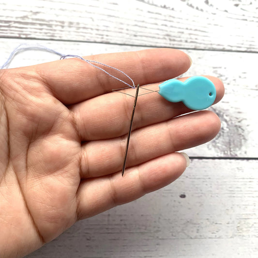 Enfile-aiguille multibrins pour broderie et point de croix